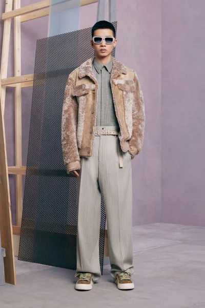 Look 16